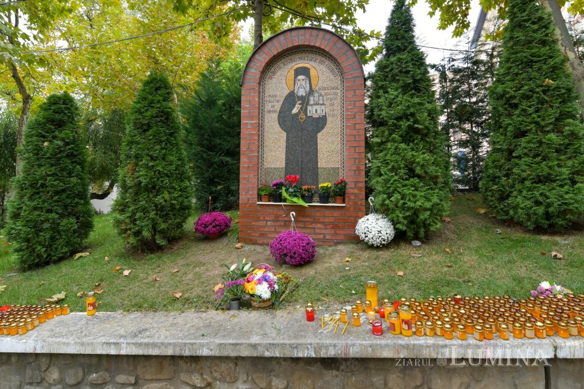 Prinos de laudă adus Sfântului Nectarie la Mănăstirea Radu Vodă 157008