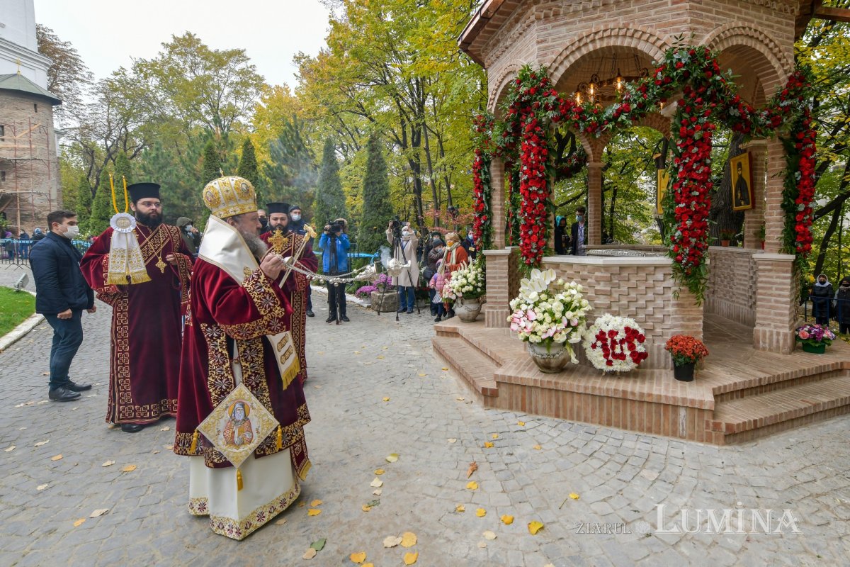Prinos de laudă adus Sfântului Nectarie la Mănăstirea Radu Vodă 157010