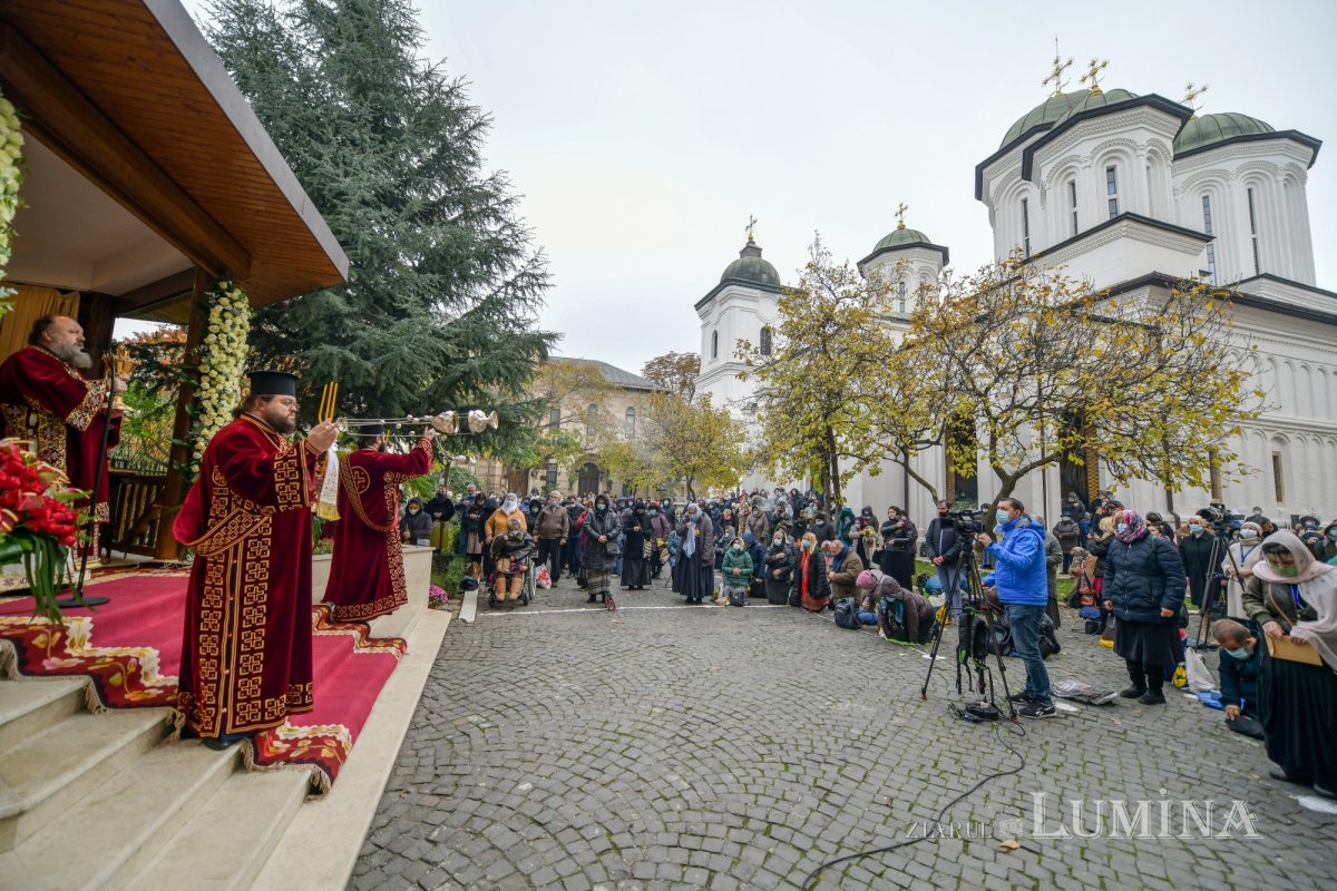 Prinos de laudă adus Sfântului Nectarie la Mănăstirea Radu Vodă 157018