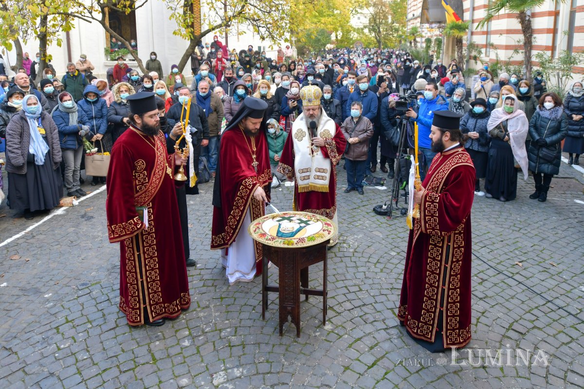 Prinos de laudă adus Sfântului Nectarie la Mănăstirea Radu Vodă 157027