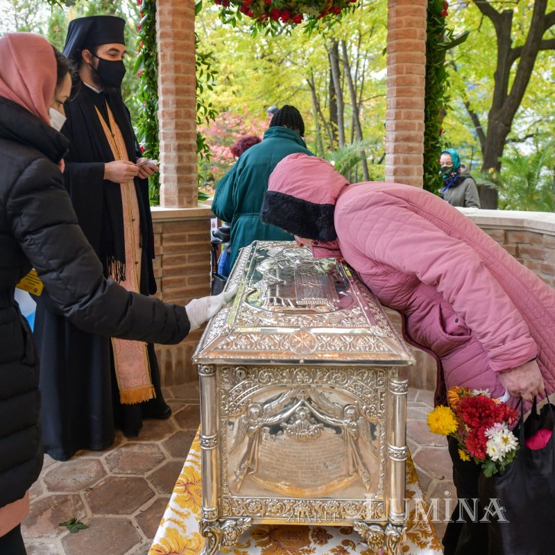 Prinos de laudă adus Sfântului Nectarie la Mănăstirea Radu Vodă 157030