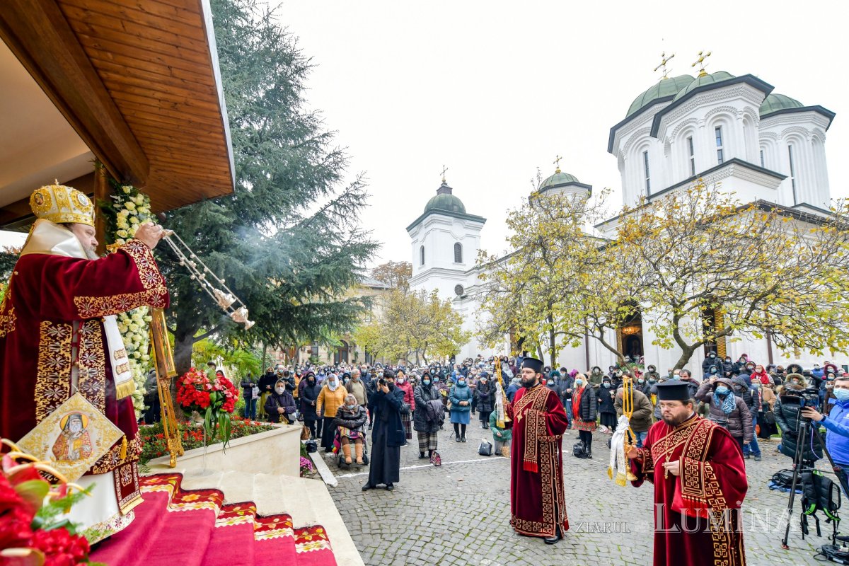 Prinos de laudă adus Sfântului Nectarie la Mănăstirea Radu Vodă 157032