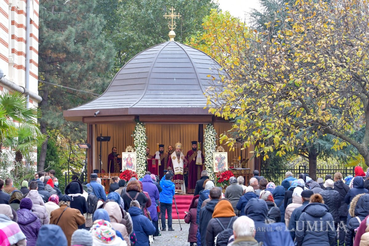 Prinos de laudă adus Sfântului Nectarie la Mănăstirea Radu Vodă 157036