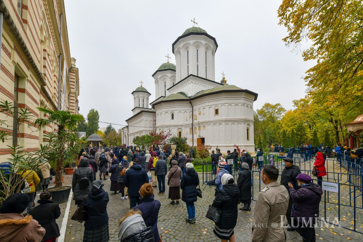 Prinos de laudă adus Sfântului Nectarie la Mănăstirea Radu Vodă 157037