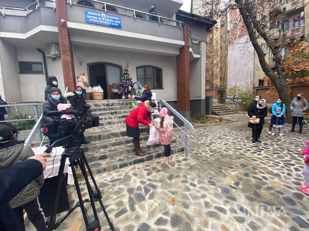 Patriarhul României a oferit daruri pentru copii şi tineri 158940