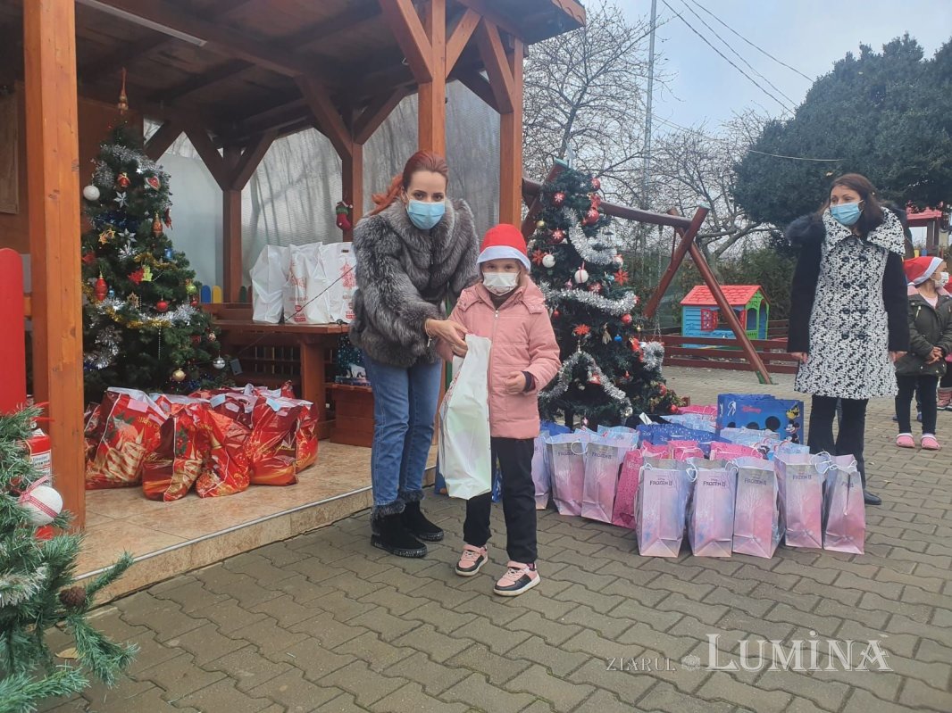 Patriarhul României a oferit daruri pentru copii şi tineri 158941