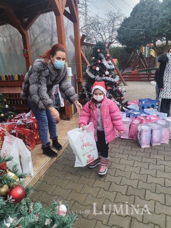 Patriarhul României a oferit daruri pentru copii şi tineri 158943