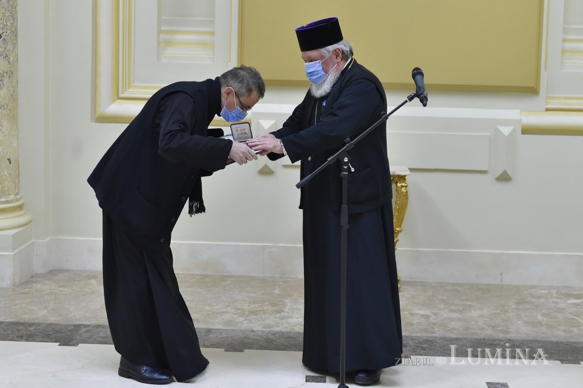 Distincții pentru membrii redacției revistei „Chemarea Credinței” 159309