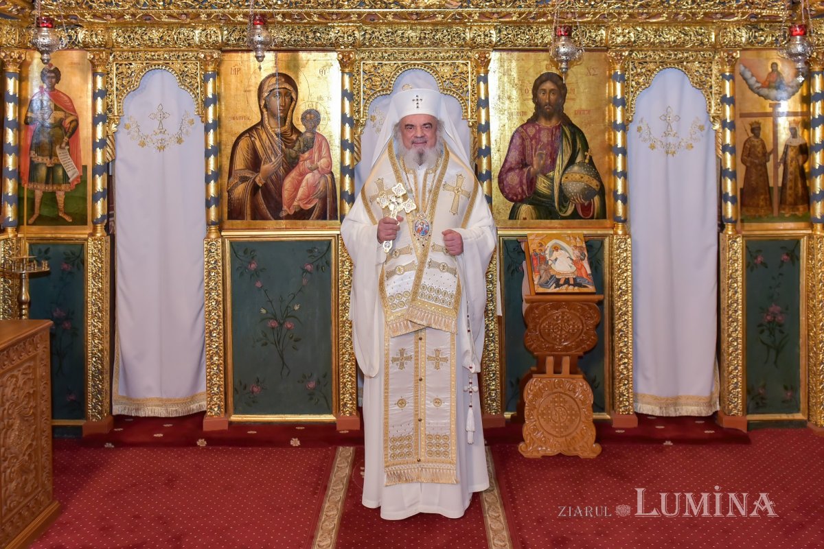 „Mântuitorul Iisus Hristos, Care vine în lume, iubeşte toate generaţiile” 160211