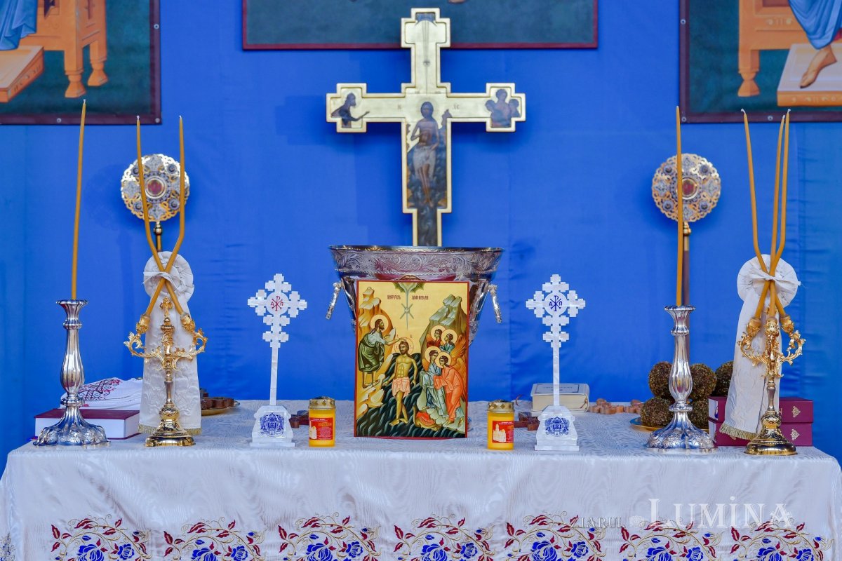 Patriarhul României a sfinţit Agheasma Mare oferită credincioșilor de Bobotează  161082