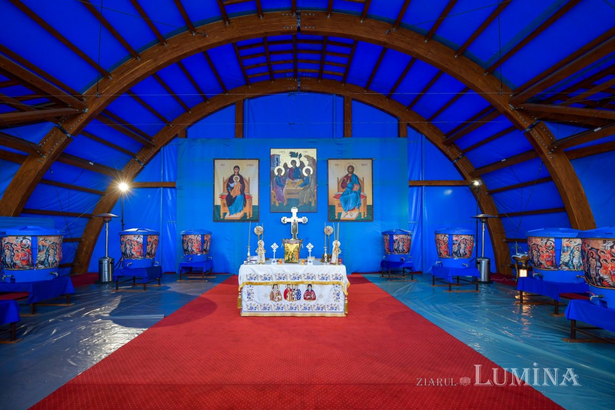 Patriarhul României a sfinţit Agheasma Mare oferită credincioșilor de Bobotează  161083