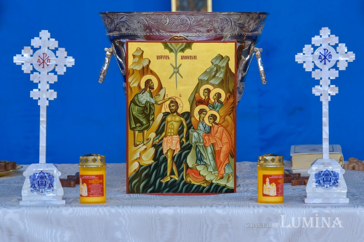 Patriarhul României a sfinţit Agheasma Mare oferită credincioșilor de Bobotează  161084