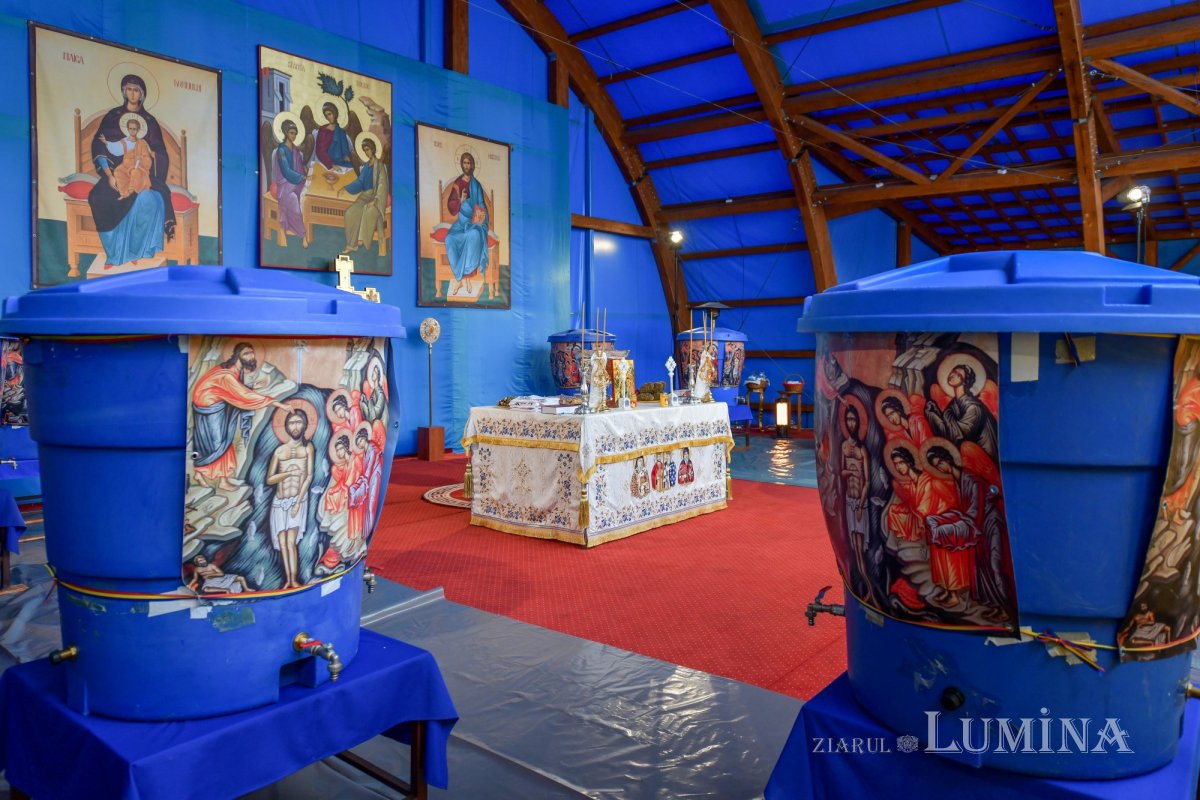 Patriarhul României a sfinţit Agheasma Mare oferită credincioșilor de Bobotează  161085