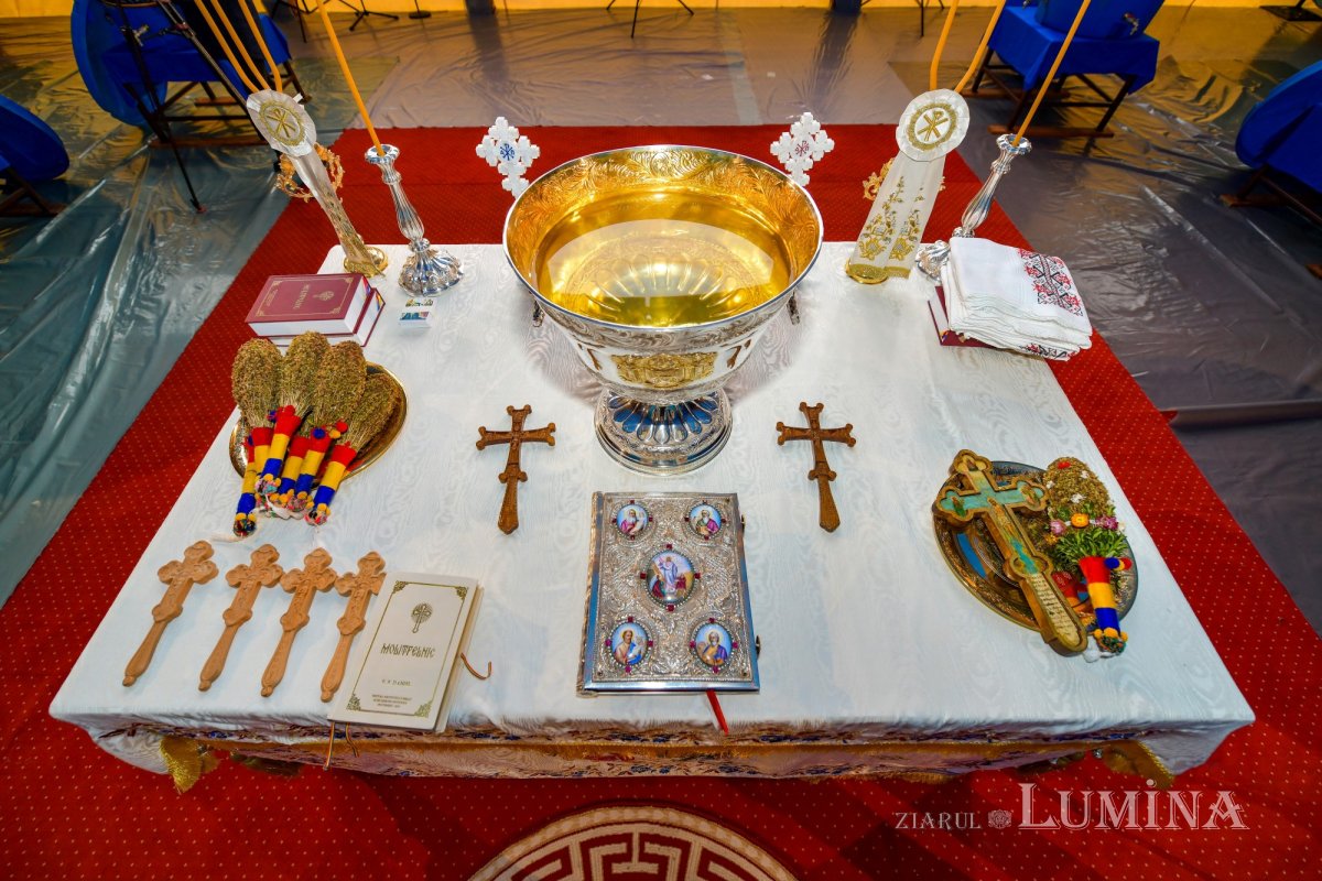 Patriarhul României a sfinţit Agheasma Mare oferită credincioșilor de Bobotează  161086