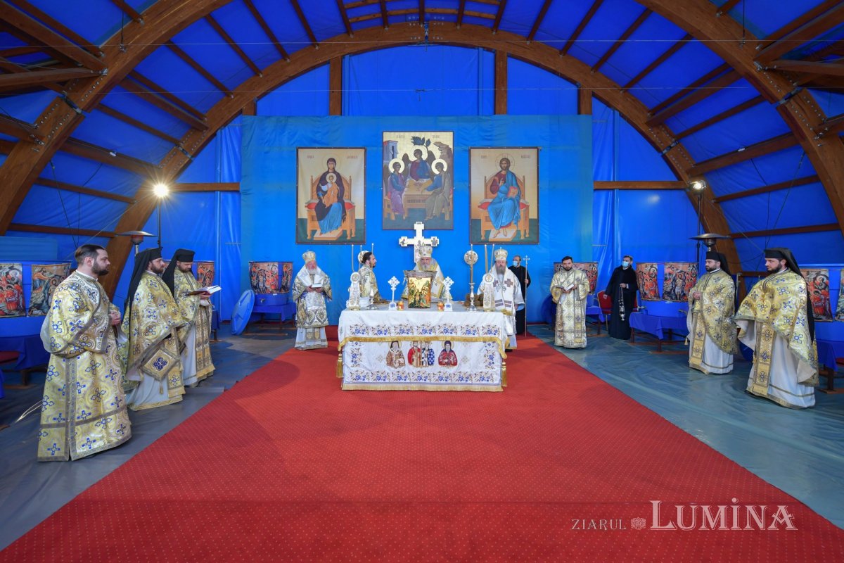 Patriarhul României a sfinţit Agheasma Mare oferită credincioșilor de Bobotează  161088