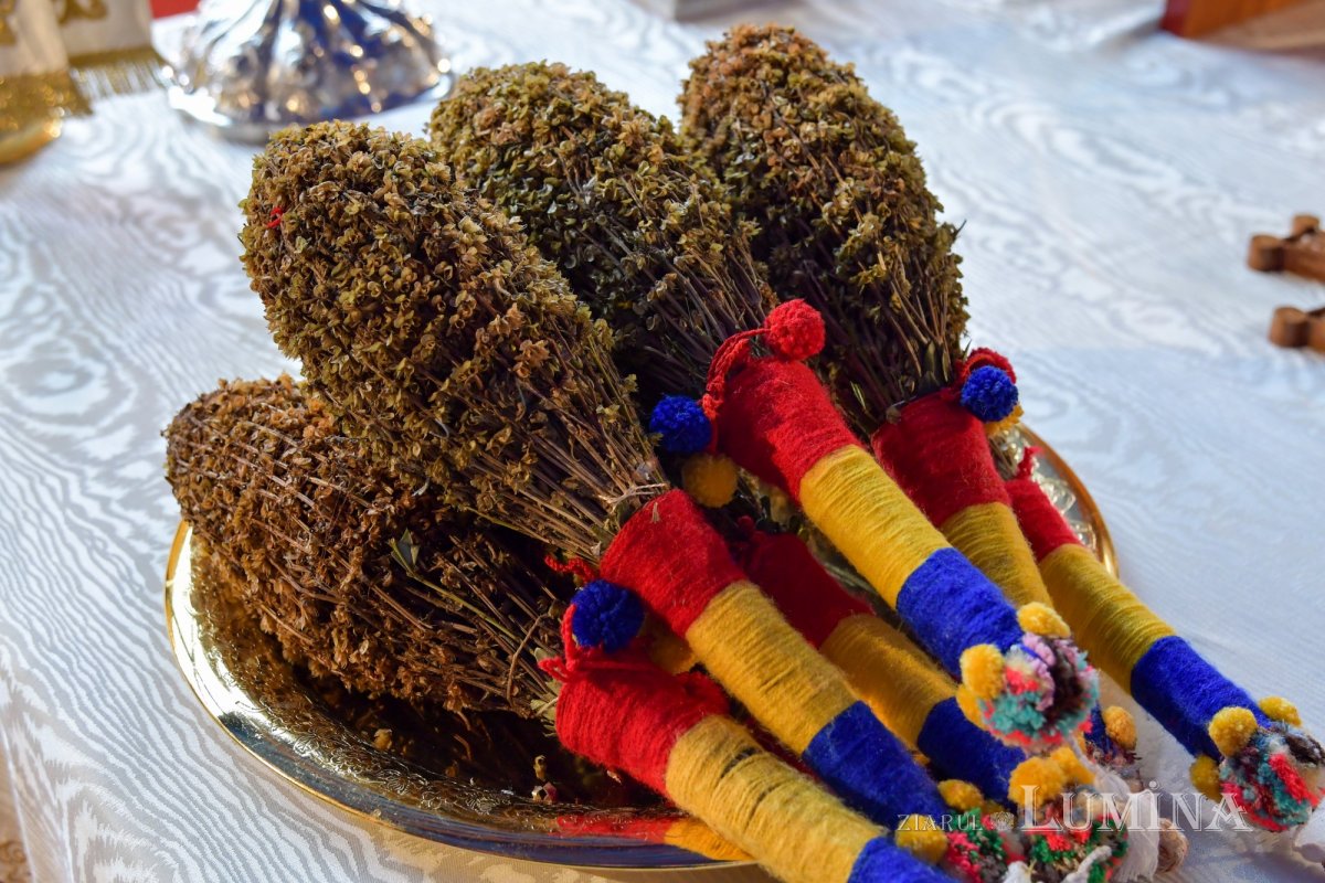 Patriarhul României a sfinţit Agheasma Mare oferită credincioșilor de Bobotează  161089