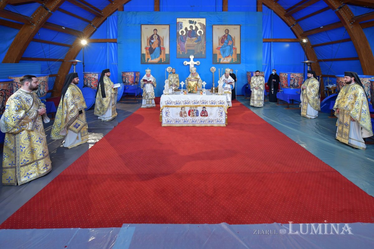 Patriarhul României a sfinţit Agheasma Mare oferită credincioșilor de Bobotează  161090