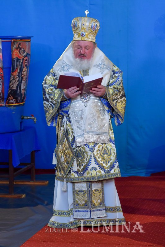 Patriarhul României a sfinţit Agheasma Mare oferită credincioșilor de Bobotează  161091