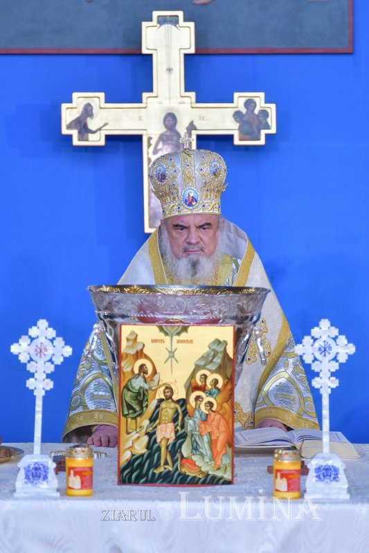 Patriarhul României a sfinţit Agheasma Mare oferită credincioșilor de Bobotează  161093