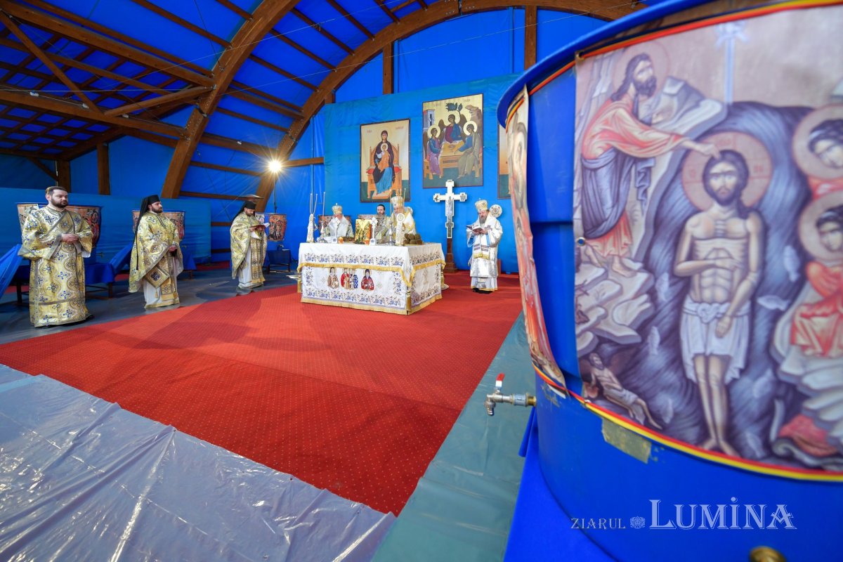 Patriarhul României a sfinţit Agheasma Mare oferită credincioșilor de Bobotează  161094