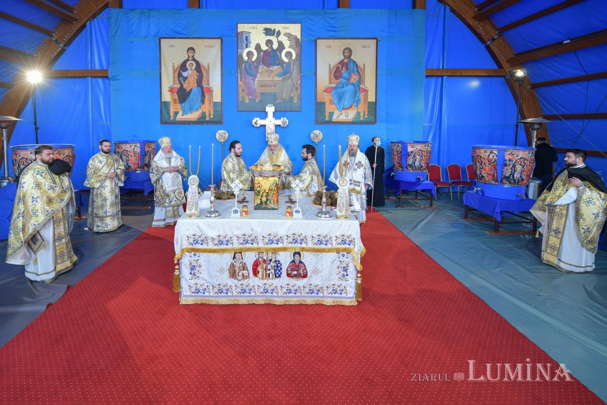 Patriarhul României a sfinţit Agheasma Mare oferită credincioșilor de Bobotează  161095