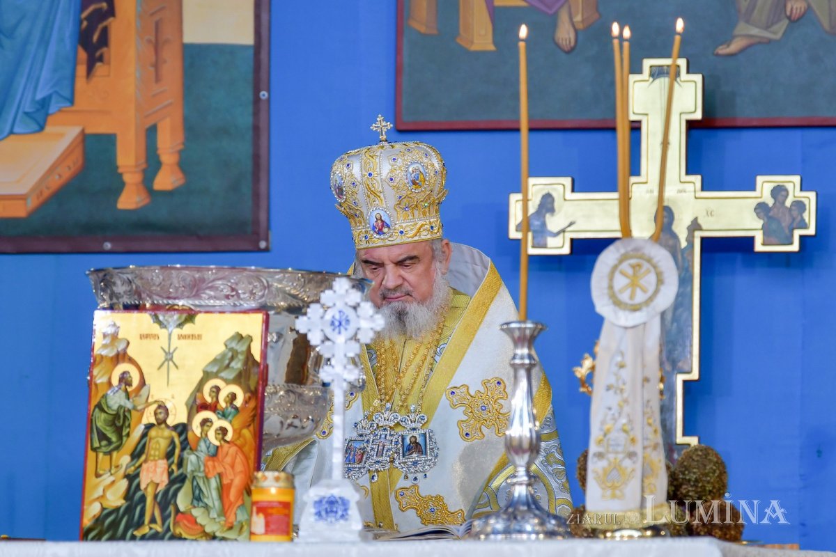Patriarhul României a sfinţit Agheasma Mare oferită credincioșilor de Bobotează  161096