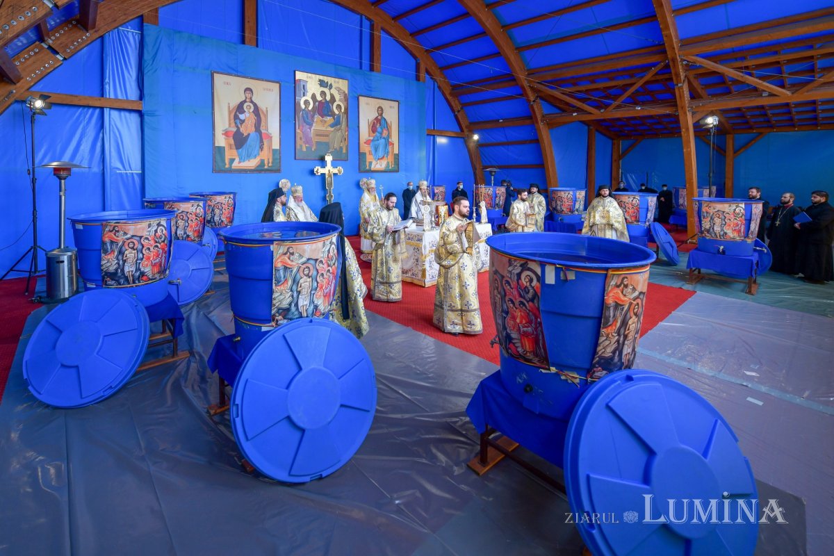 Patriarhul României a sfinţit Agheasma Mare oferită credincioșilor de Bobotează  161098