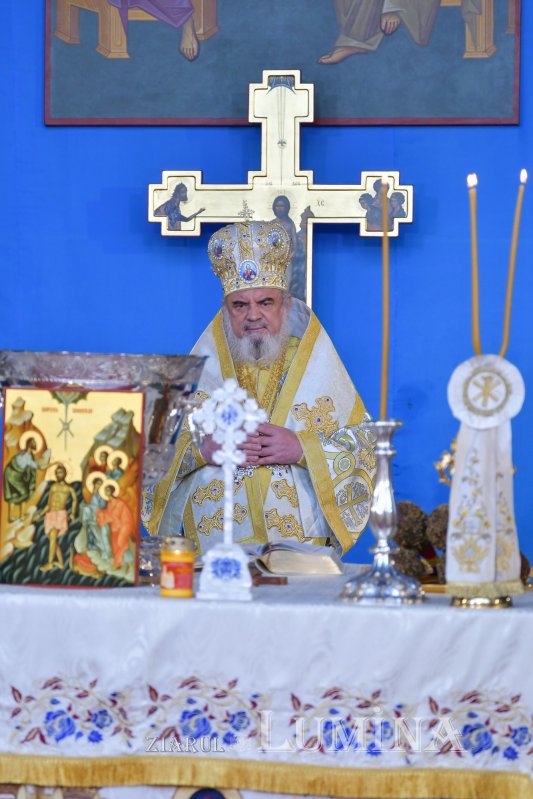 Patriarhul României a sfinţit Agheasma Mare oferită credincioșilor de Bobotează  161099