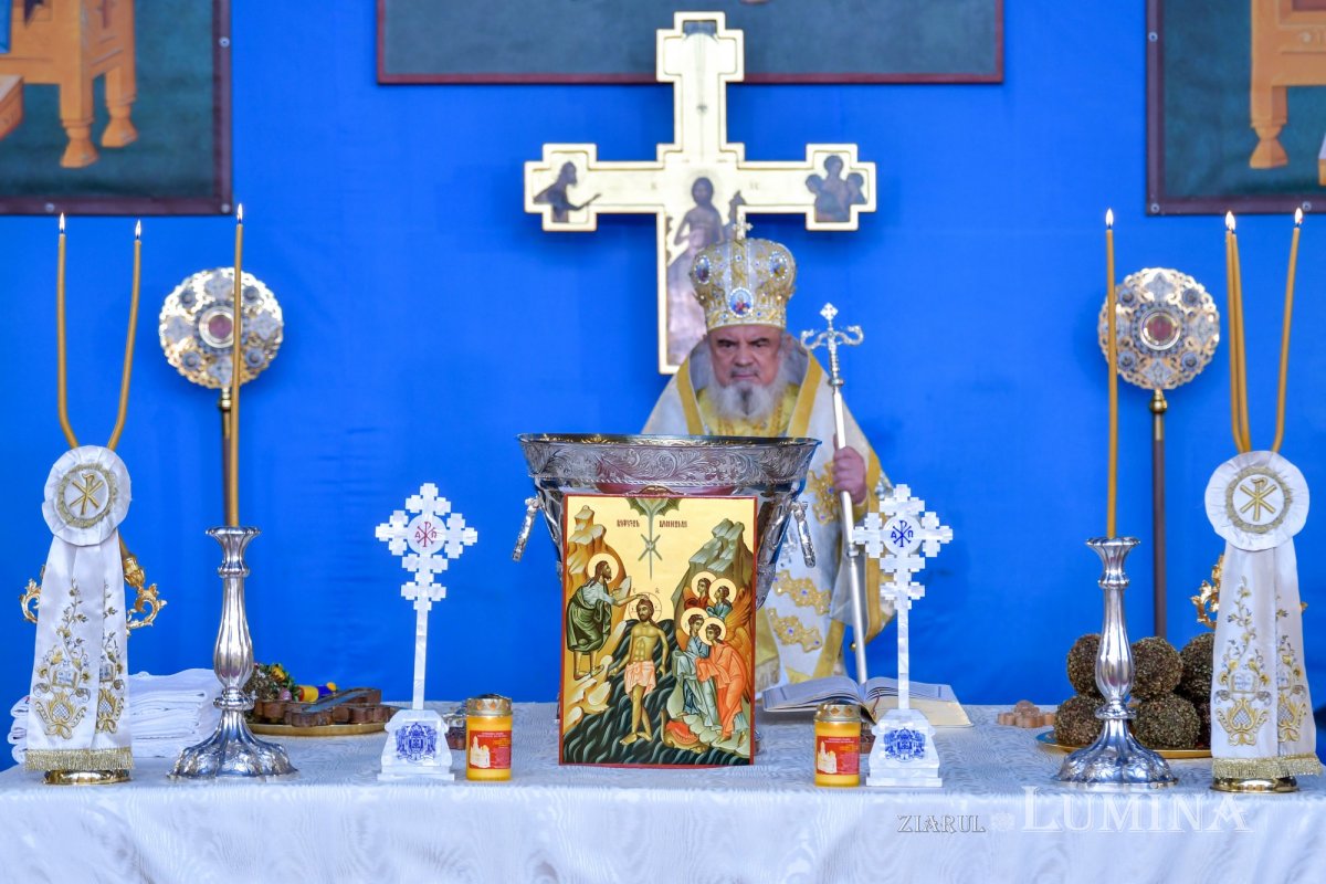 Patriarhul României a sfinţit Agheasma Mare oferită credincioșilor de Bobotează  161101