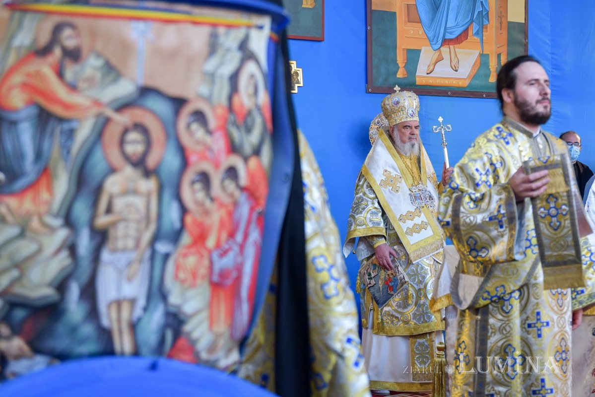 Patriarhul României a sfinţit Agheasma Mare oferită credincioșilor de Bobotează  161102
