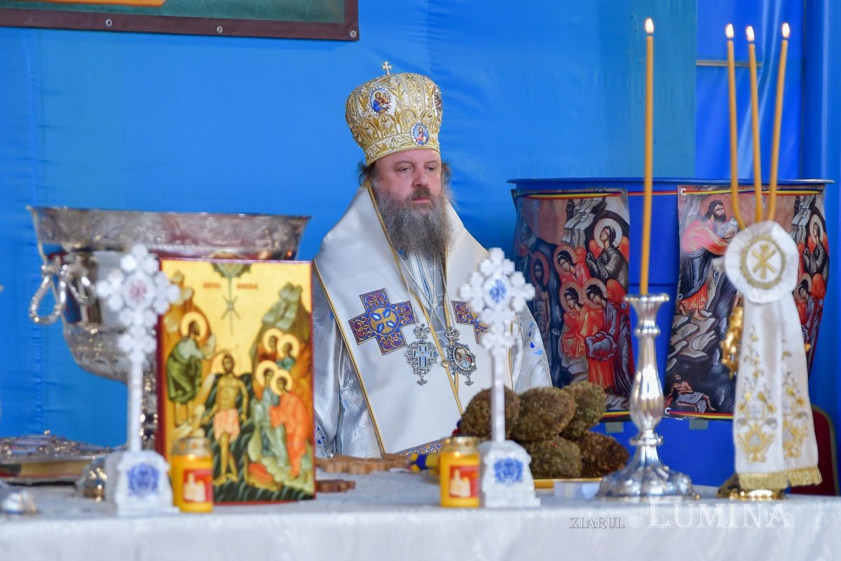 Patriarhul României a sfinţit Agheasma Mare oferită credincioșilor de Bobotează  161103