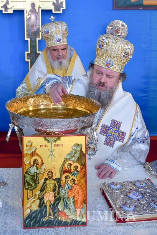 Patriarhul României a sfinţit Agheasma Mare oferită credincioșilor de Bobotează  161106