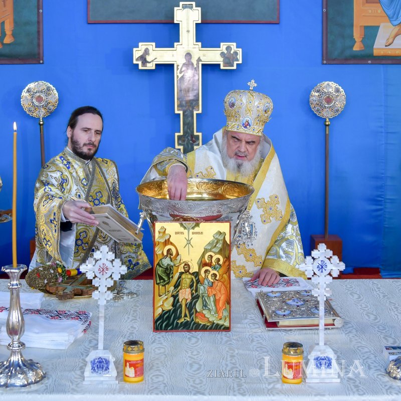 Patriarhul României a sfinţit Agheasma Mare oferită credincioșilor de Bobotează  161108