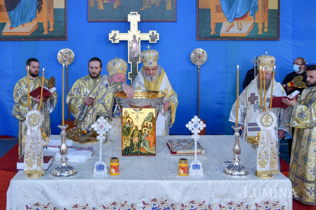 Patriarhul României a sfinţit Agheasma Mare oferită credincioșilor de Bobotează  161109