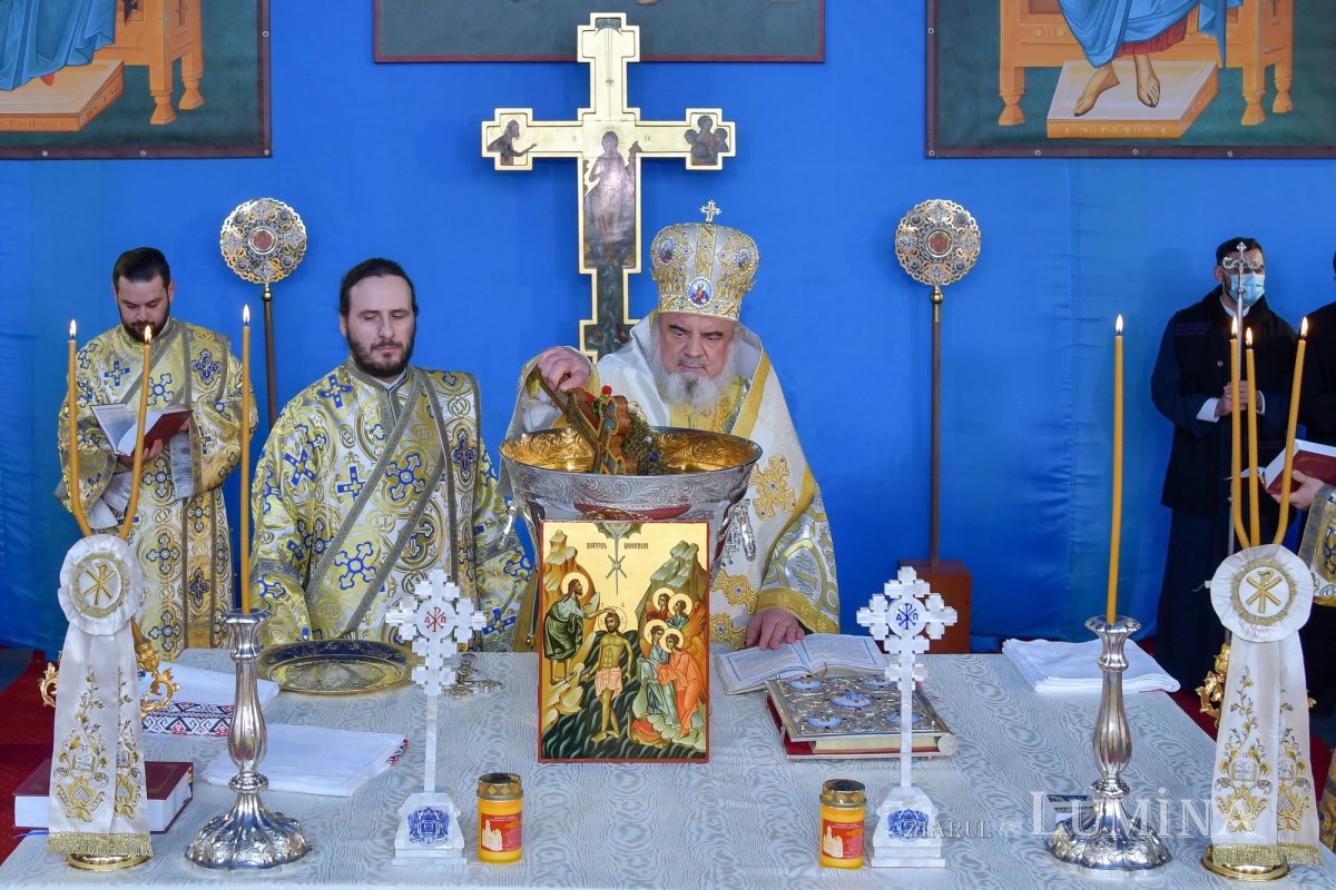 Patriarhul României a sfinţit Agheasma Mare oferită credincioșilor de Bobotează  161110