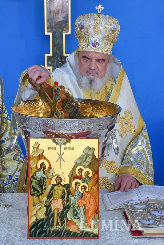 Patriarhul României a sfinţit Agheasma Mare oferită credincioșilor de Bobotează  161111