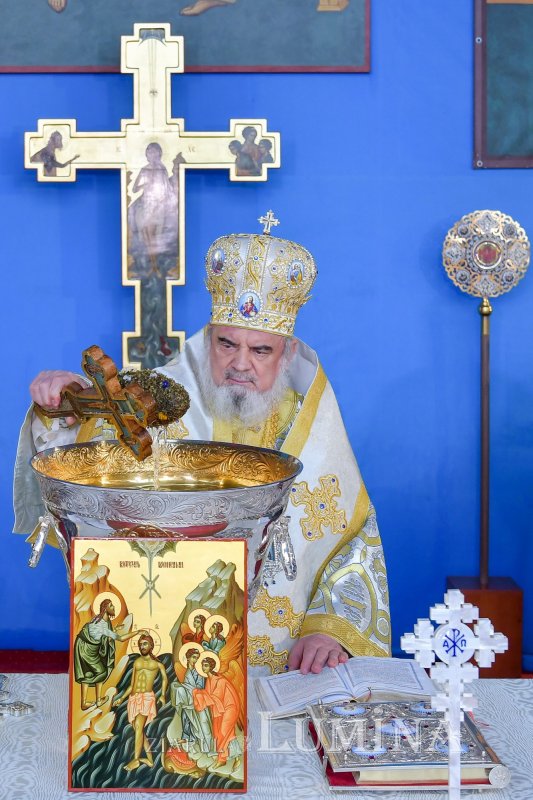 Patriarhul României a sfinţit Agheasma Mare oferită credincioșilor de Bobotează  161112