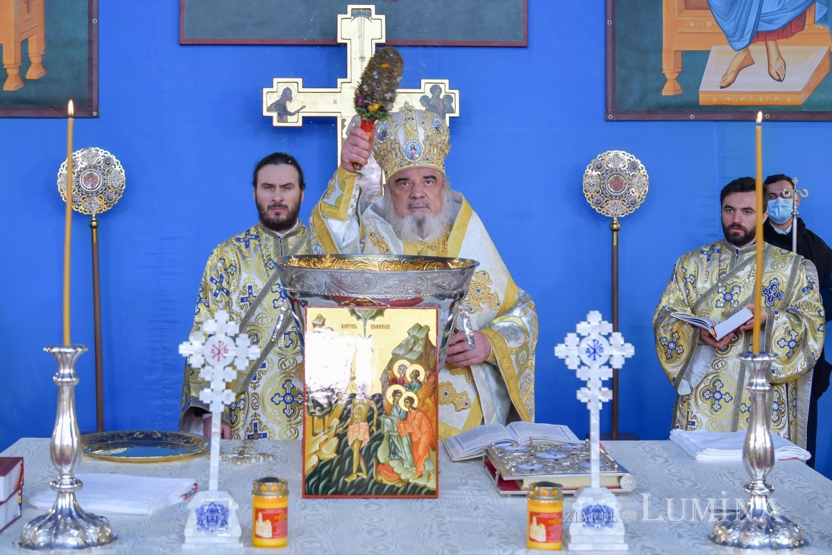 Patriarhul României a sfinţit Agheasma Mare oferită credincioșilor de Bobotează  161113