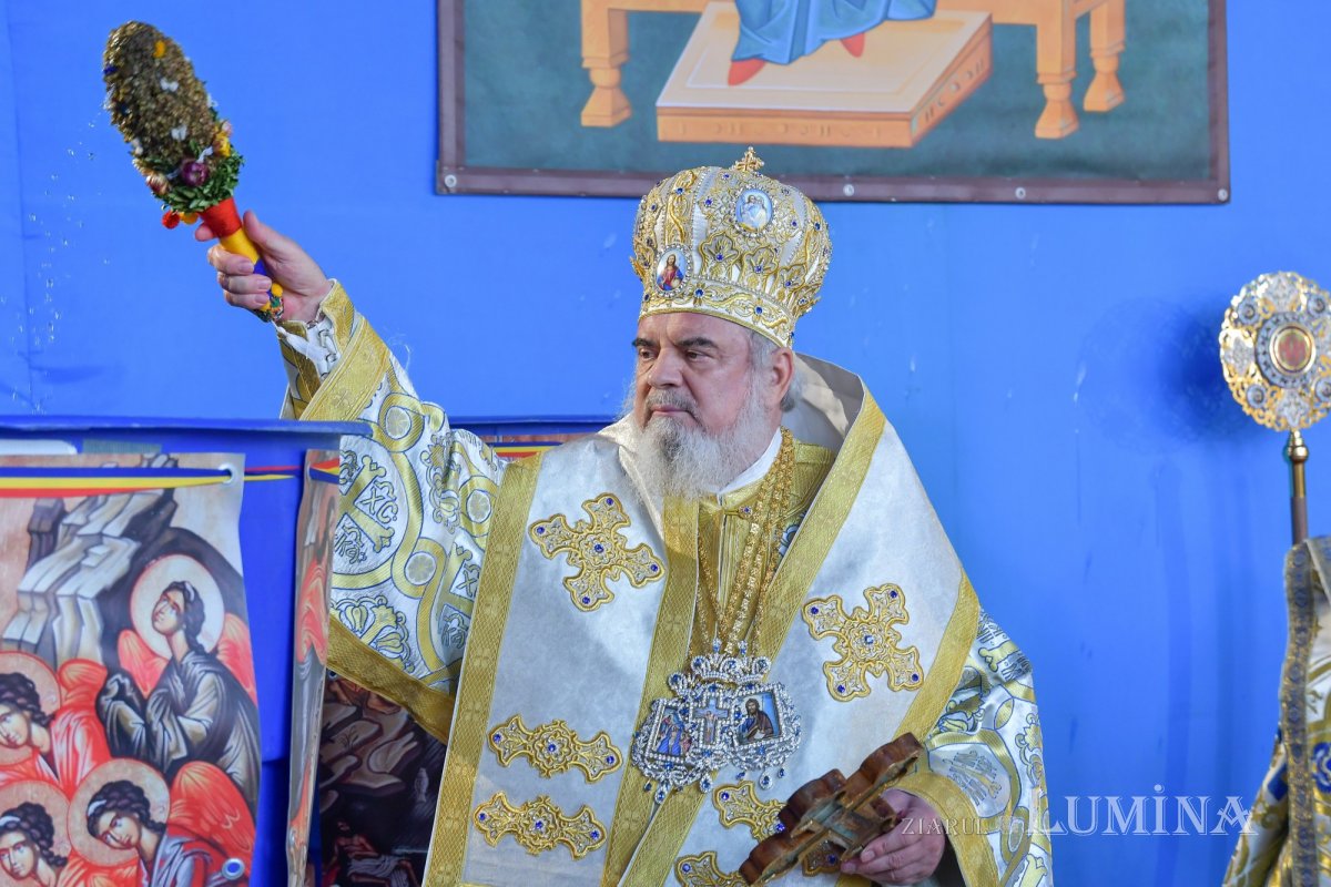 Patriarhul României a sfinţit Agheasma Mare oferită credincioșilor de Bobotează  161115