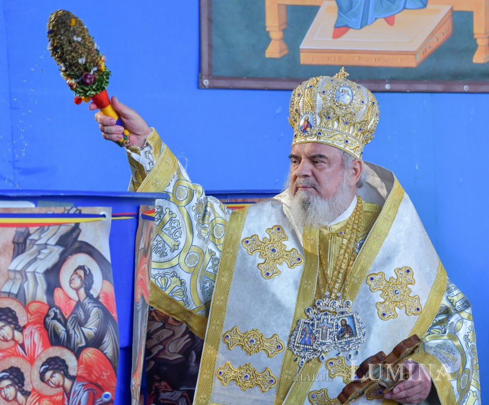 Patriarhul României a sfinţit Agheasma Mare oferită credincioșilor de Bobotează  161116