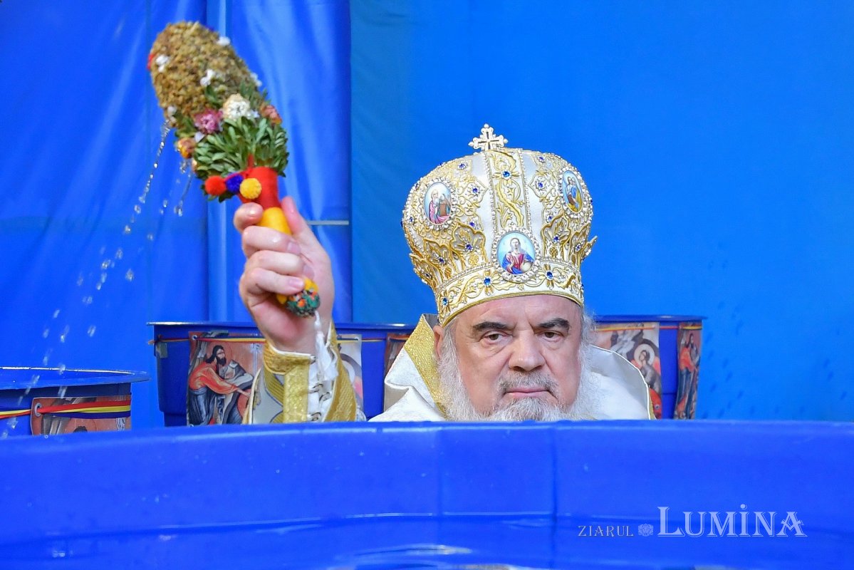 Patriarhul României a sfinţit Agheasma Mare oferită credincioșilor de Bobotează  161117