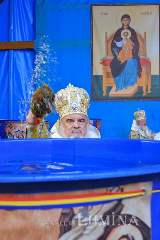 Patriarhul României a sfinţit Agheasma Mare oferită credincioșilor de Bobotează  161118