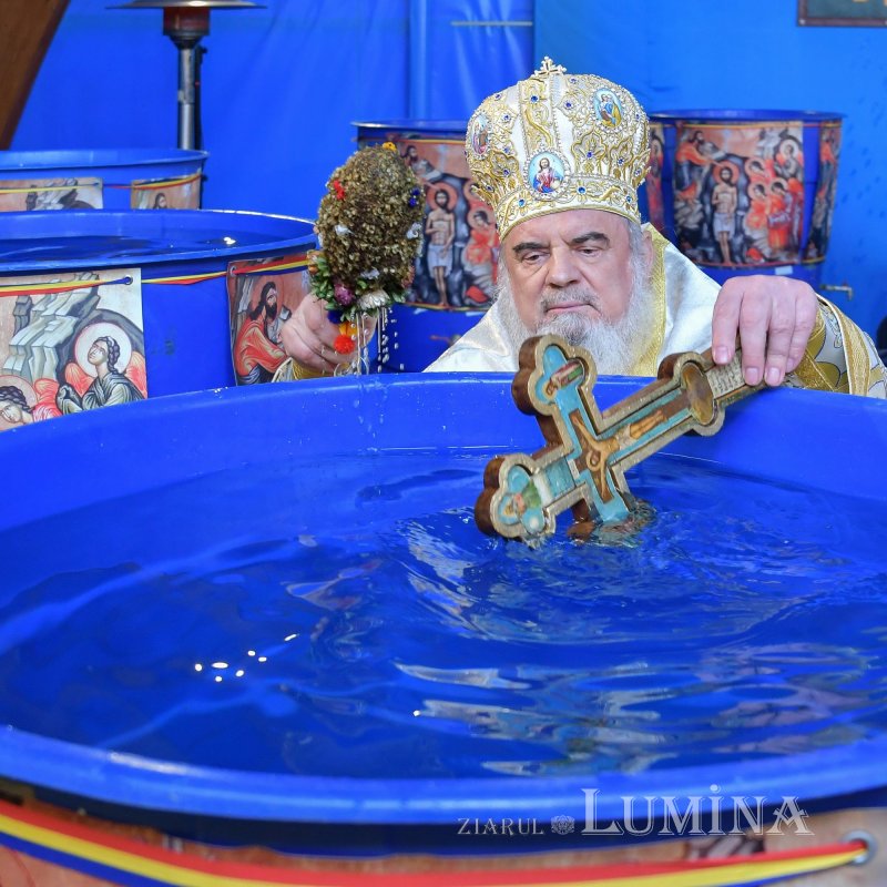 Patriarhul României a sfinţit Agheasma Mare oferită credincioșilor de Bobotează  161119
