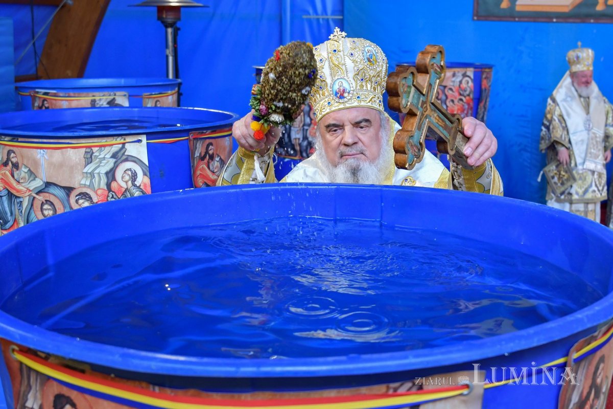 Patriarhul României a sfinţit Agheasma Mare oferită credincioșilor de Bobotează  161120