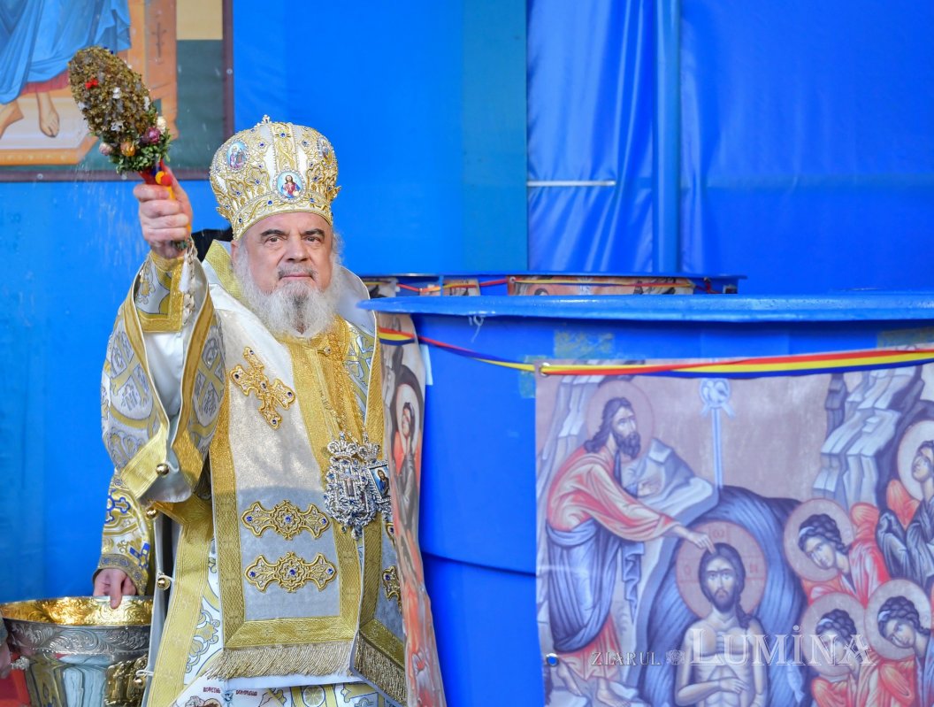 Patriarhul României a sfinţit Agheasma Mare oferită credincioșilor de Bobotează  161121