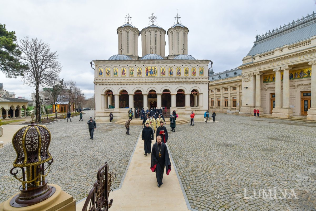Patriarhul României a sfinţit Agheasma Mare oferită credincioșilor de Bobotează  161122