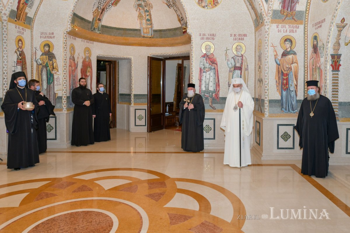 Patriarhul României a sfinţit Agheasma Mare oferită credincioșilor de Bobotează  161124