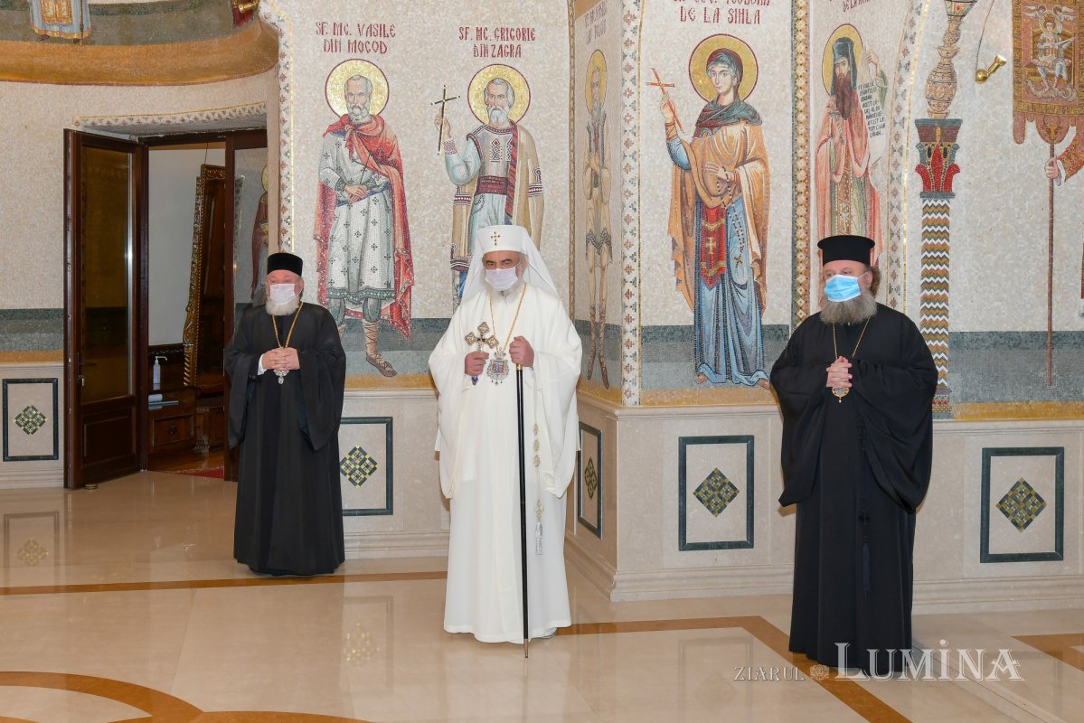 Patriarhul României a sfinţit Agheasma Mare oferită credincioșilor de Bobotează  161125