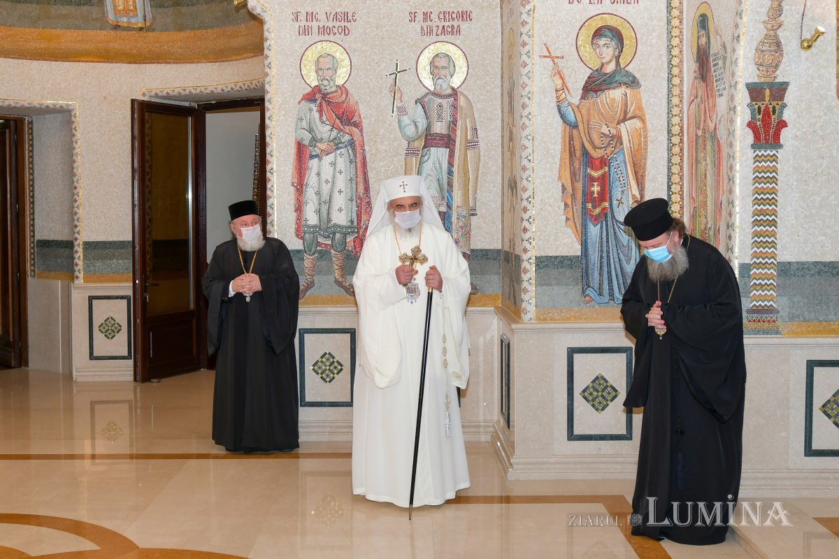 Patriarhul României a sfinţit Agheasma Mare oferită credincioșilor de Bobotează  161126