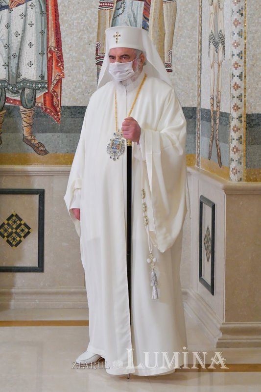 Patriarhul României a sfinţit Agheasma Mare oferită credincioșilor de Bobotează  161131